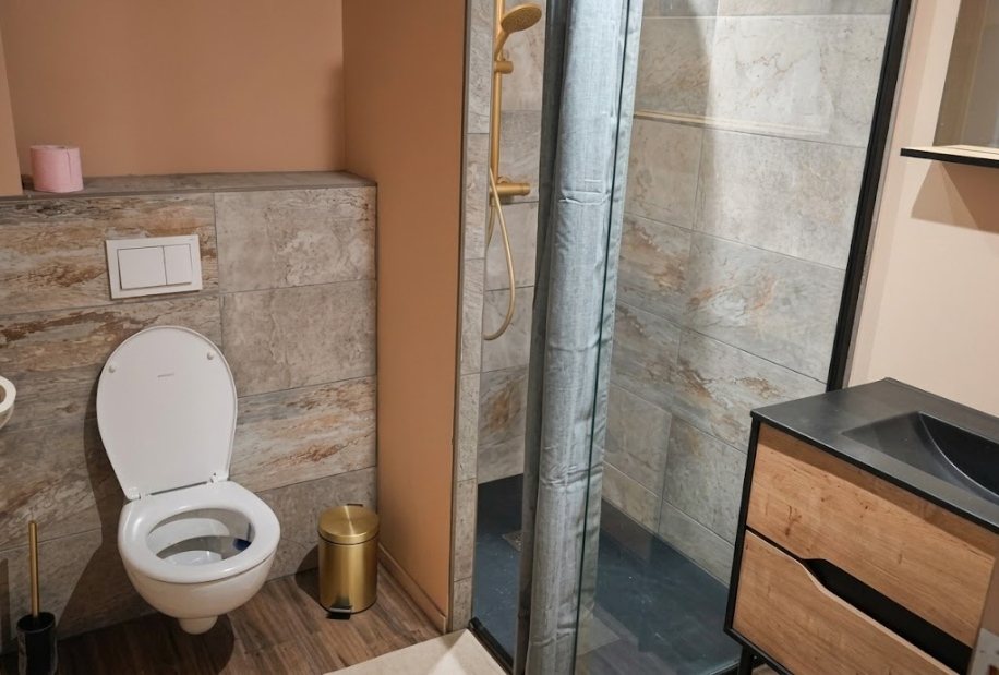 Le Refuge des Brumes, salle de bains privative avec douche