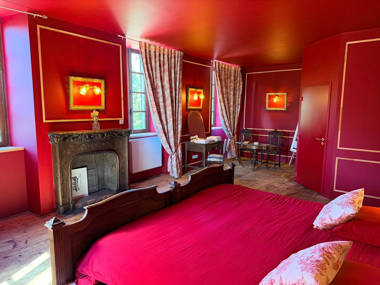 La Suite du Roi et de la Reine, cheminée ancienne et rideaux en toile de Jouy