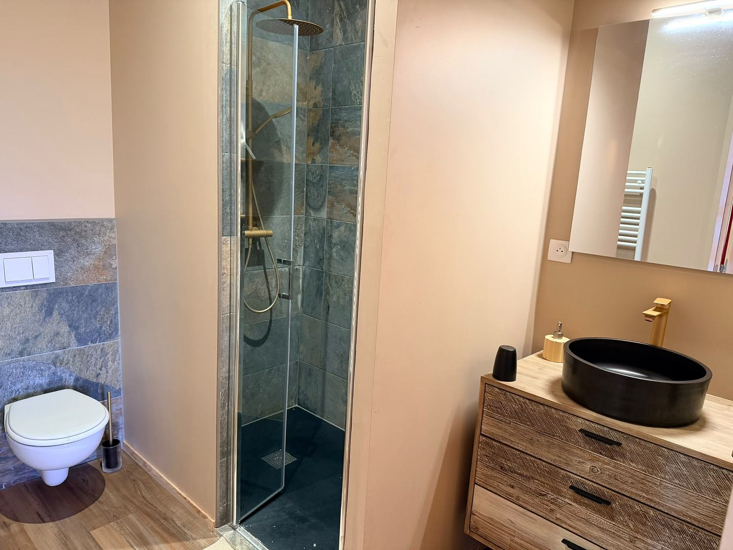 La Suite du Roi et de la Reine, salle de bains privative avec douche